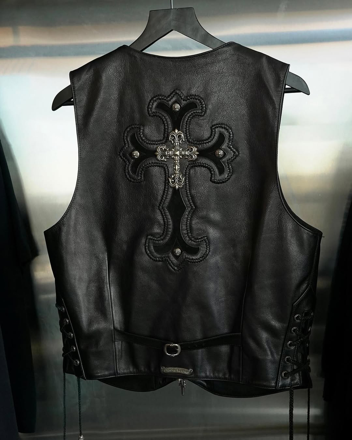 名品カタログ Vol4 CHROME HEARTS Filigree Cross Leather Vest