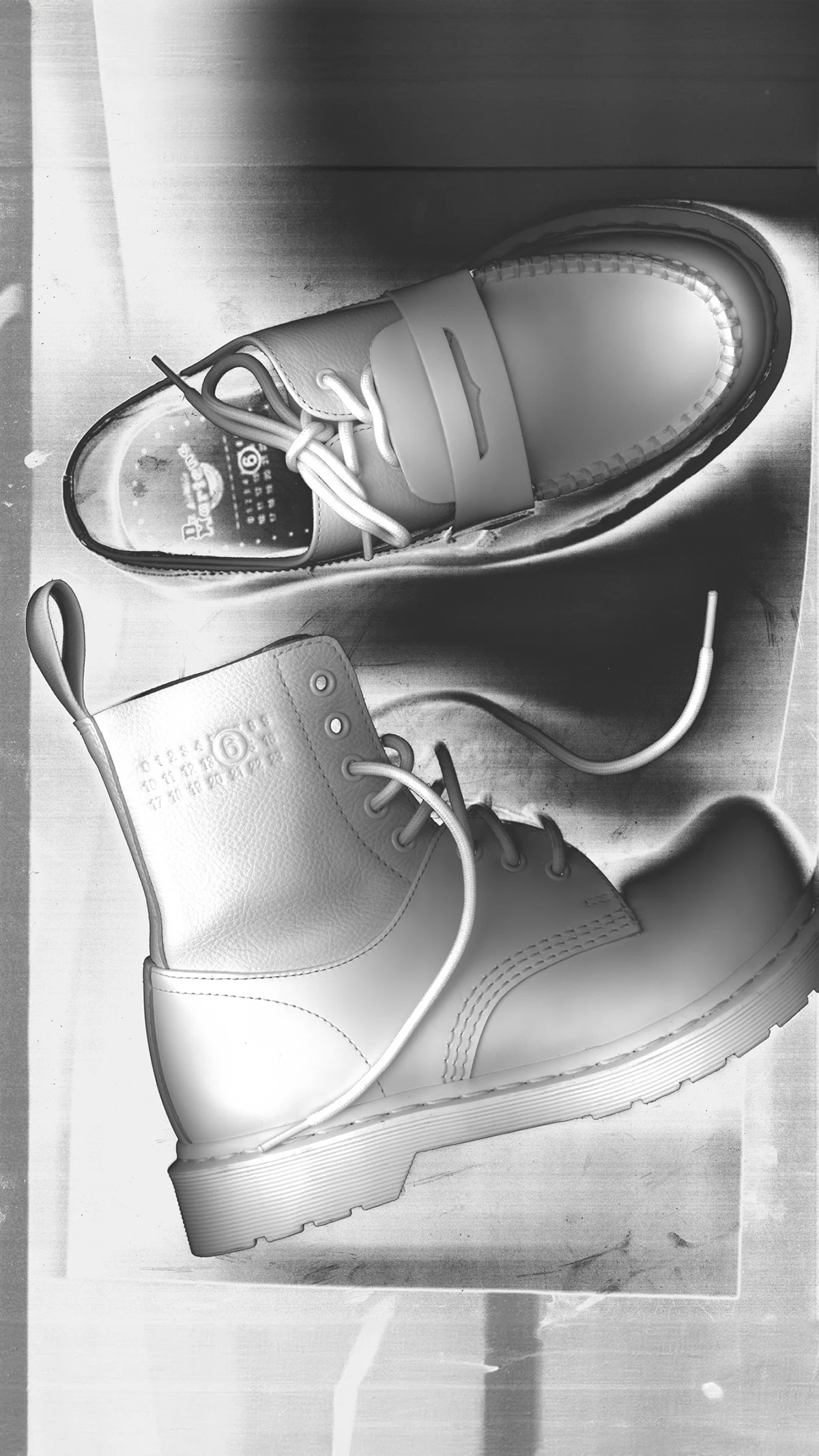 MM6 Maison Margiela x Dr. Martens シューズ全体を真っ白にした