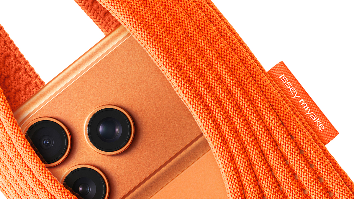 ISSEY MIYAKE x Apple iPhone Pocket