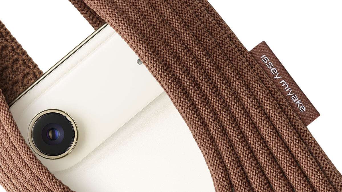 ISSEY MIYAKE x Apple iPhone Pocket