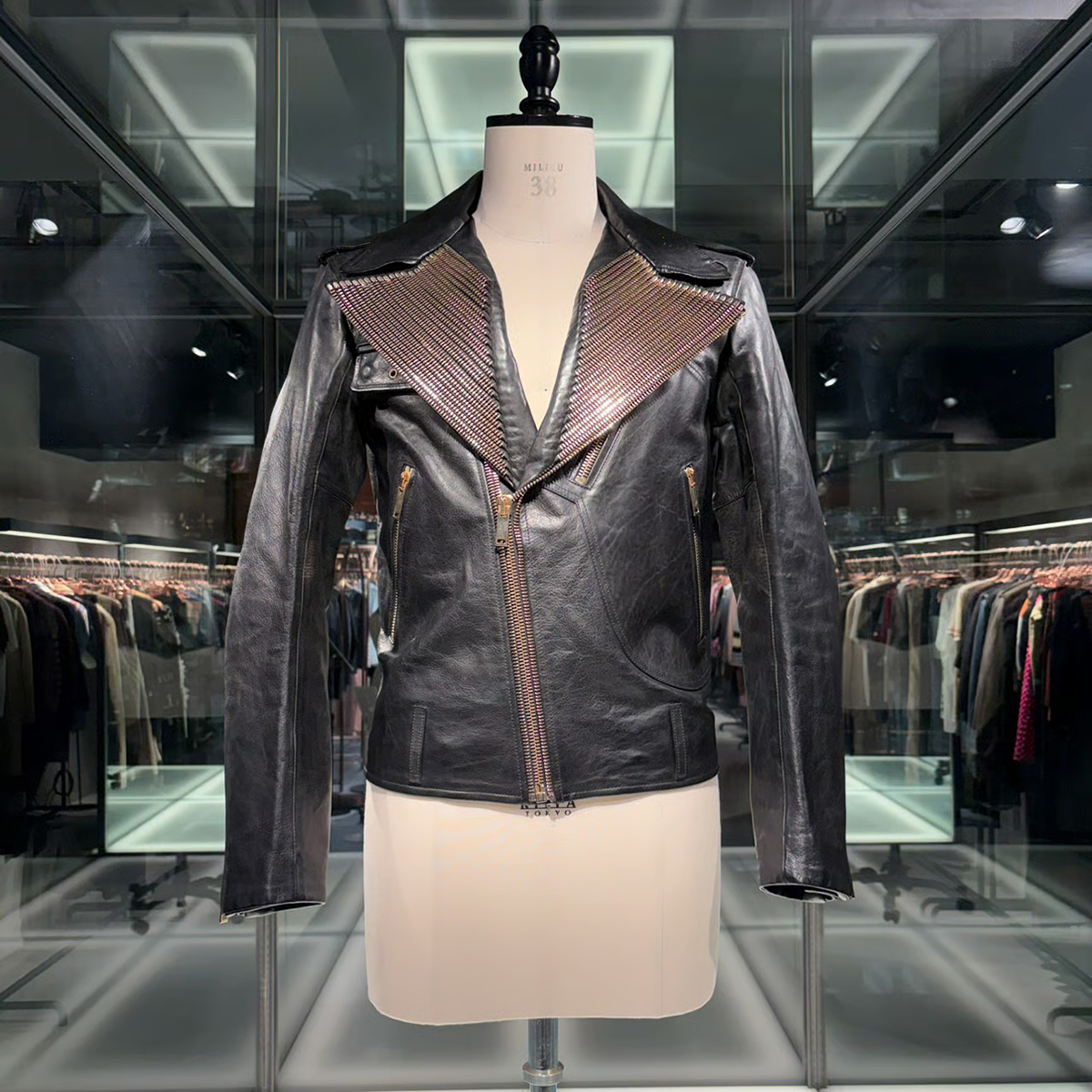 tHE GALLERY OMOTESANDO レザーとモードのゆくえ展